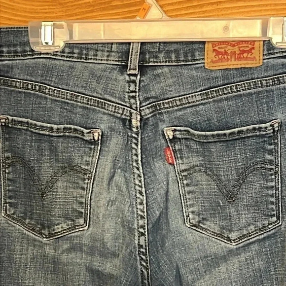 Womens Levis size 6 Classic Straight Distressed hole in right knee streetwear - Picture 3 of 11